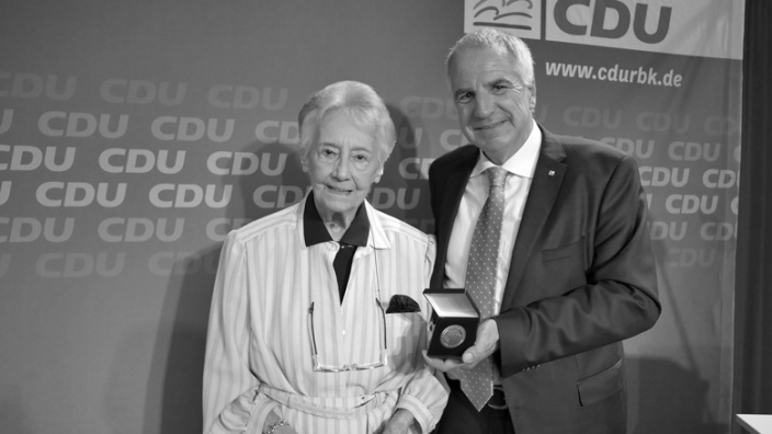 Ursula Schmidt-Goertz wird von Rainer Deppe 2018 für 70 Jahre Mitgliedschaft geehrt.